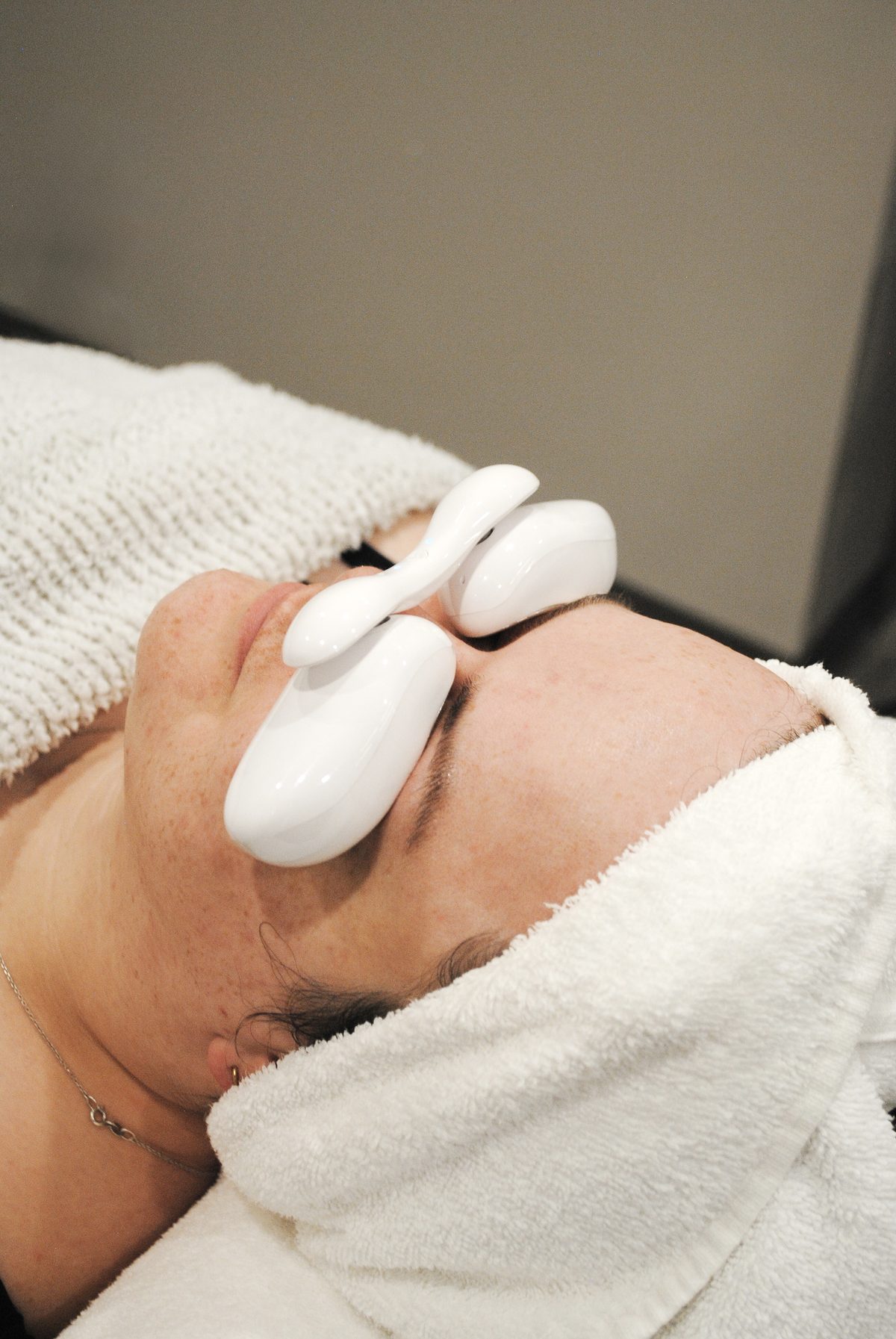The Umay Rest device in use over closed eyes
